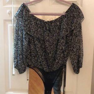Beautiful on the shoulder of the shoulder bodysuit blouse.
